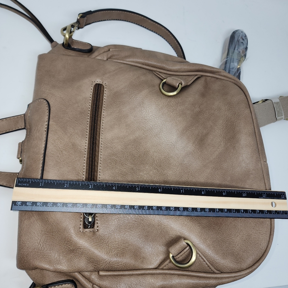 Jen&Co vegan tan snake print convertible backpack with regular and guitar Strap - Picture 14 of 15